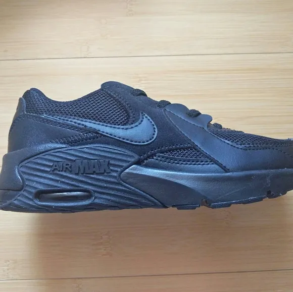 -NEW- Nike Air Max Excee Sneakers 2Y (Youth)