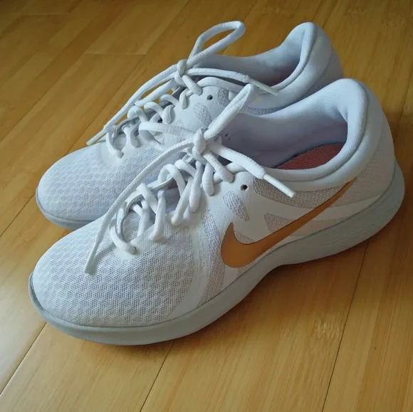 -NEW- Nike Revolution 4 Sneakers 6