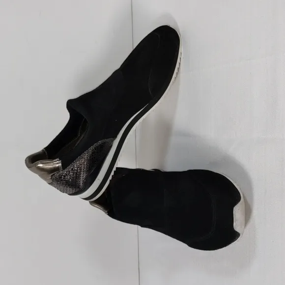04400 Johnson &amp; Murphy black Kid Suede Jodi Stretch loafers 9