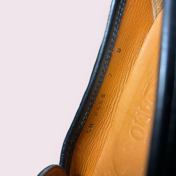 1990s Salvatore Ferragamo Black Leather Loafers Size 7B
