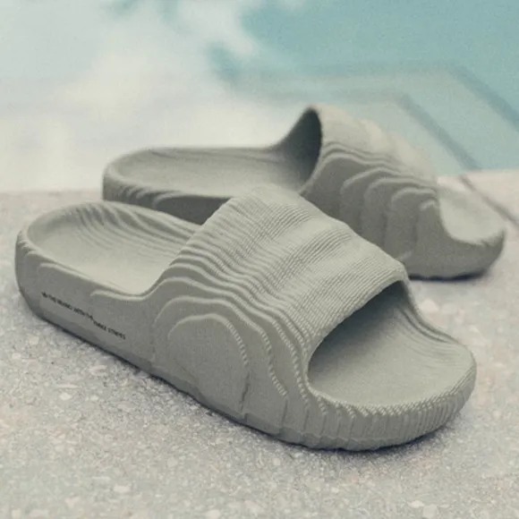 ADIDAS • Adilette 22W Slides Sandals Slippers Pool Beach Includes Box