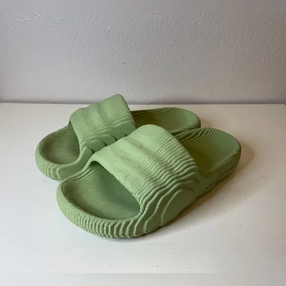 Adidas Men’s Adilette 22 Slides “Magic Lime” Slip On Sandals Size 10