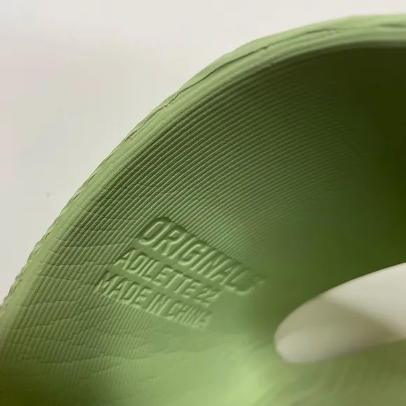 Adidas Men’s Adilette 22 Slides “Magic Lime” Slip On Sandals Size 10