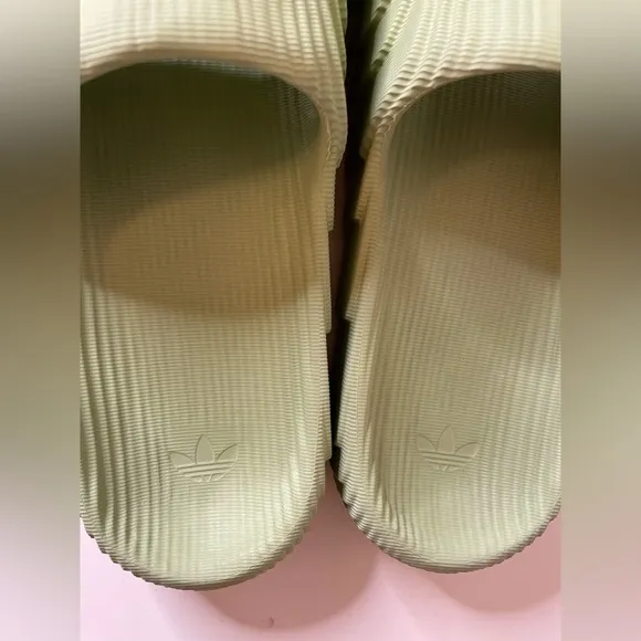 Adidas Men’s Adilette 22 Slides “Magic Lime” Slip On Sandals Size 10