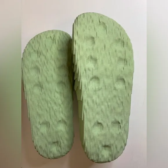 Adidas Men’s Adilette 22 Slides “Magic Lime” Slip On Sandals Size 10