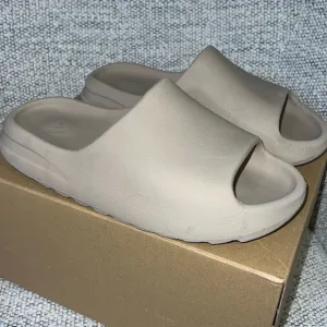 Adidas Yeezy Slides &quot;Pure&quot; Size 9 GW1934