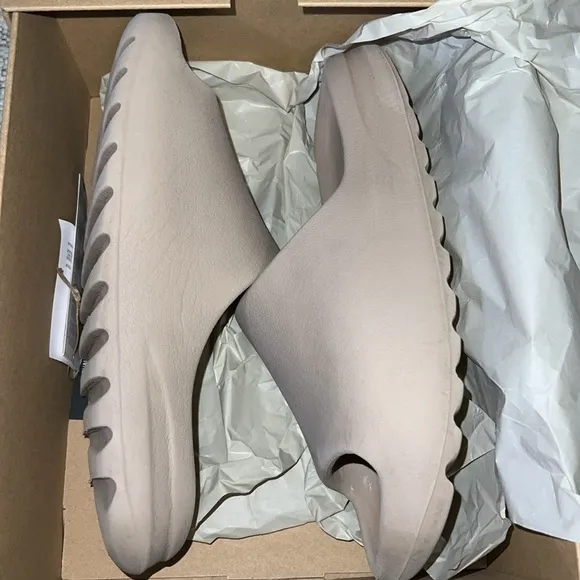 Adidas Yeezy Slides &quot;Pure&quot; Size 9 GW1934