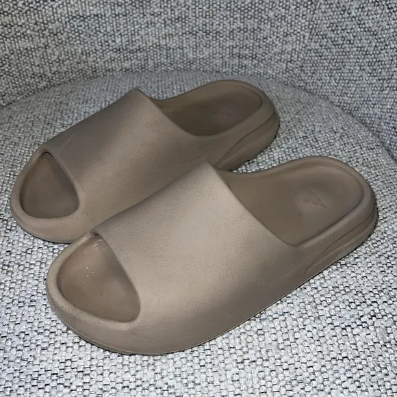 Adidas Yeezy Slides &quot;Pure&quot; Size 9 GW1934