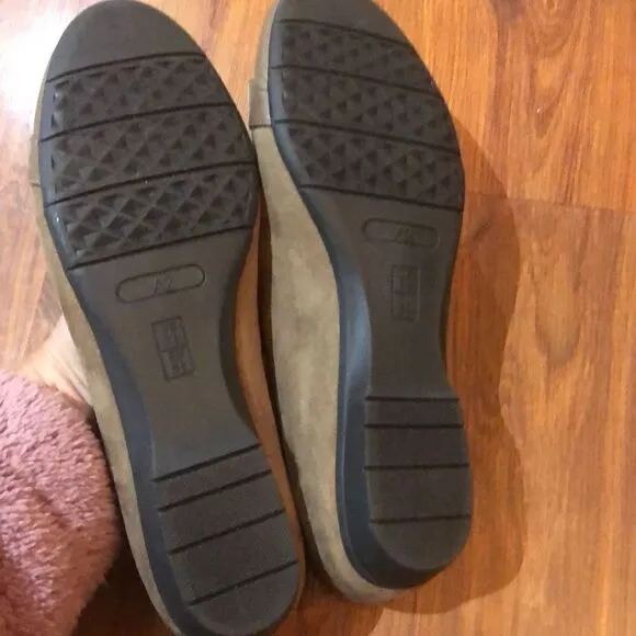 Aerosols A2 comfort flats with hardware 7 1/2