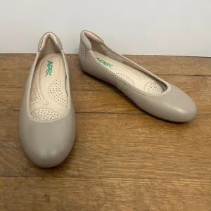 Apex Ballet Flats Comfort Taupe Beige Tan Size 9.5