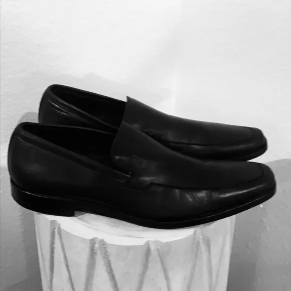 Authentic Hugo Boss signature black leather loafers sz 8.5