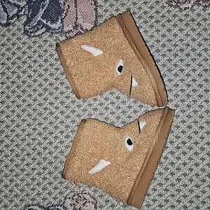 Baby Gap boots sherling yeti monster design zipper closure lined
