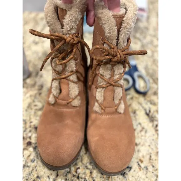 Baretraps Bonnie Tan Suede Fur Lined Wedge Boots Size 8.5