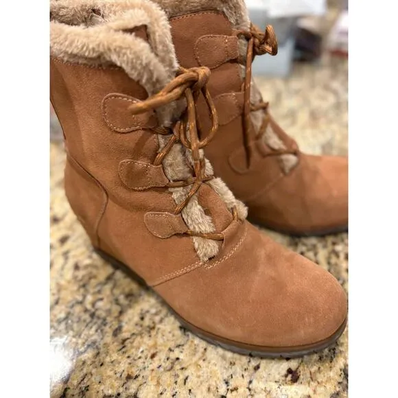 Baretraps Bonnie Tan Suede Fur Lined Wedge Boots Size 8.5