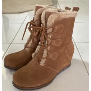 Baretraps Bonnie Tan Suede Fur Lined Wedge Boots Size 8.5