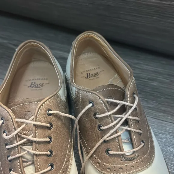 Bass beige leather loafers men’s size 11 (n89)