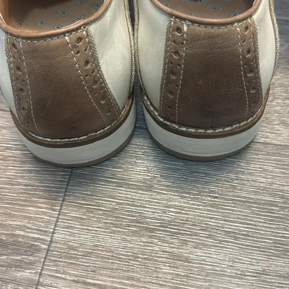 Bass beige leather loafers men’s size 11 (n89)
