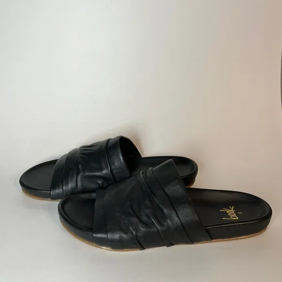 Beek Minla Slide Sandals, women’s size 8. Black leather ruched slides shoes