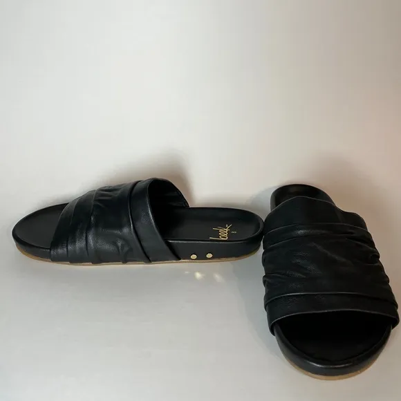Beek Minla Slide Sandals, women’s size 8. Black leather ruched slides shoes