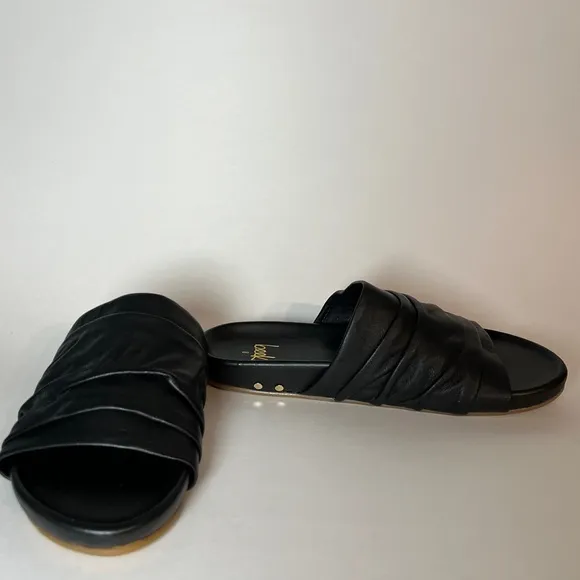 Beek Minla Slide Sandals, women’s size 8. Black leather ruched slides shoes