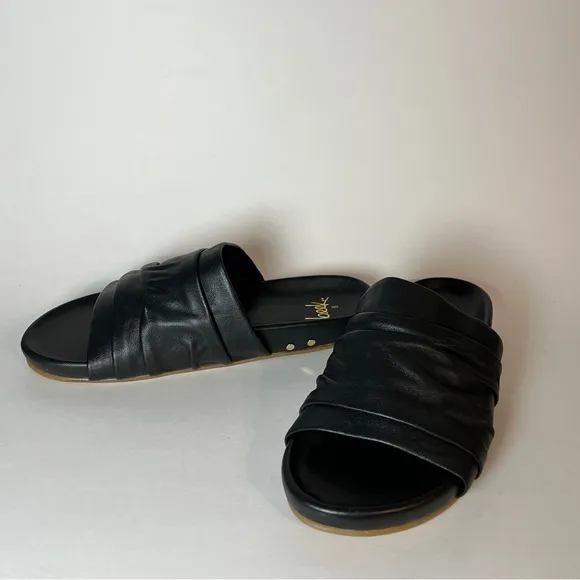 Beek Minla Slide Sandals, women’s size 8. Black leather ruched slides shoes