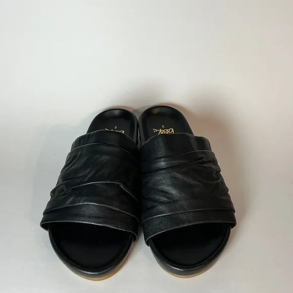 Beek Minla Slide Sandals, women’s size 8. Black leather ruched slides shoes