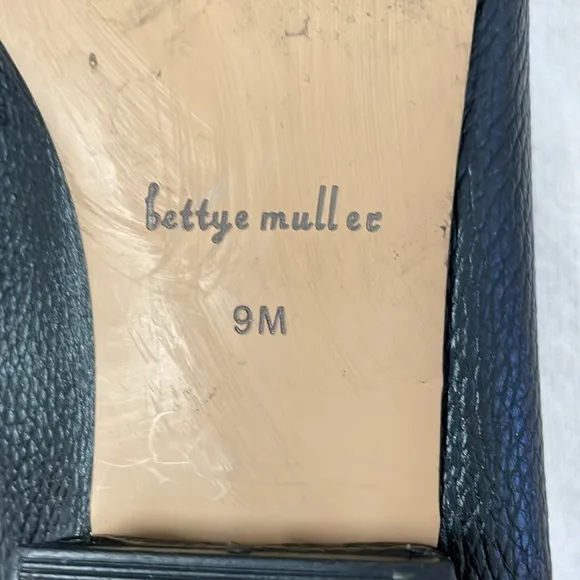 Bettye Muller New York Black flat loafers. Grained leather. Women’s size 9