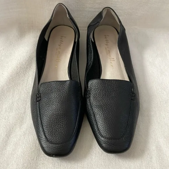 Bettye Muller New York Black flat loafers. Grained leather. Women’s size 9