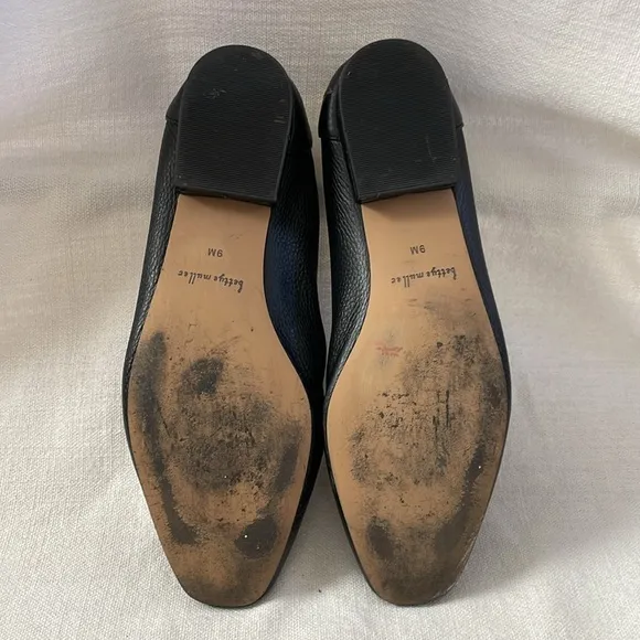Bettye Muller New York Black flat loafers. Grained leather. Women’s size 9