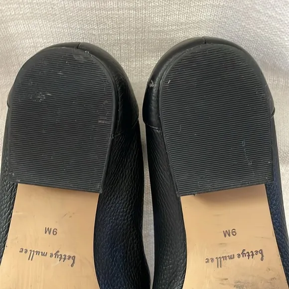 Bettye Muller New York Black flat loafers. Grained leather. Women’s size 9