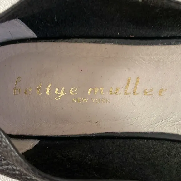Bettye Muller New York Black flat loafers. Grained leather. Women’s size 9