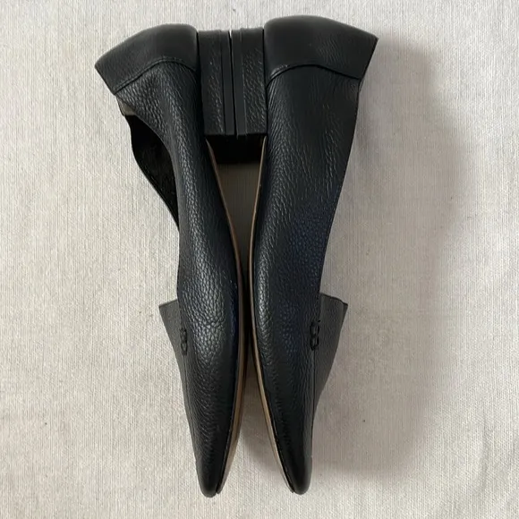 Bettye Muller New York Black flat loafers. Grained leather. Women’s size 9