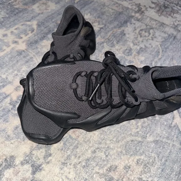 Black Monochrome Sneakers with Sleek Silhouette