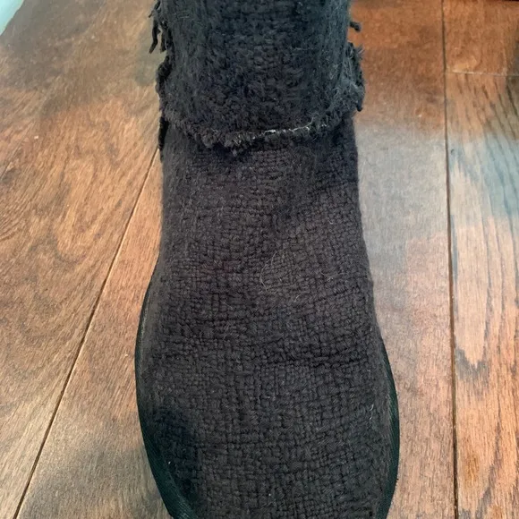 Black woven Uggs