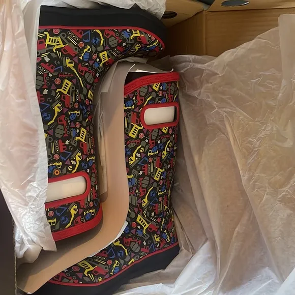 Bogs 100% waterproof multi Trucks print Rain Boots boys size 3