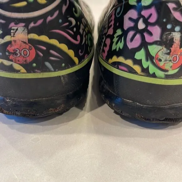 Bogs kids boots  size 5 rated, -30 f waterproof black flower pattern clean boots