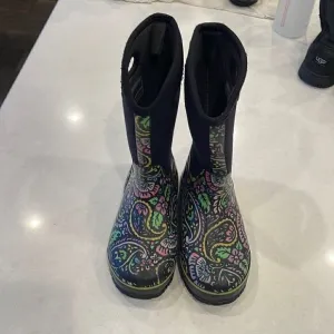 Bogs kids boots  size 5 rated, -30 f waterproof black flower pattern clean boots