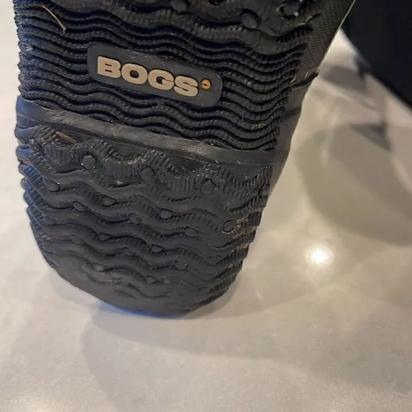 Bogs kids boots  size 5 rated, -30 f waterproof black flower pattern clean boots