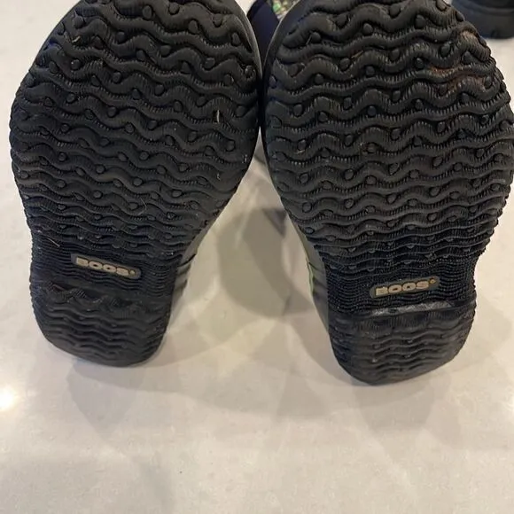 Bogs kids boots  size 5 rated, -30 f waterproof black flower pattern clean boots