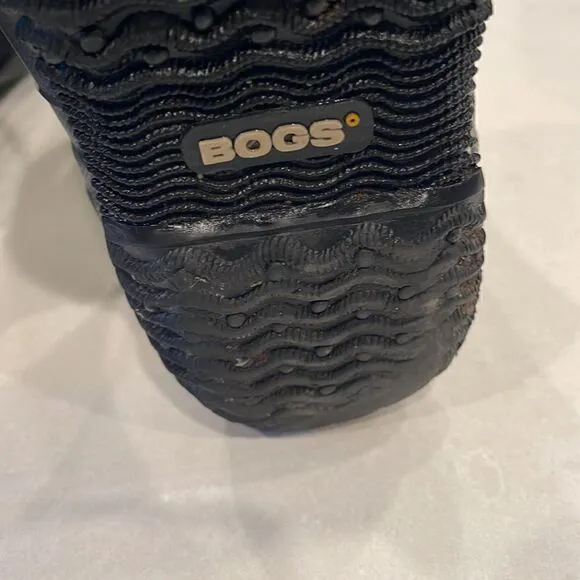 Bogs kids boots  size 5 rated, -30 f waterproof black flower pattern clean boots
