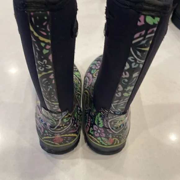 Bogs kids boots  size 5 rated, -30 f waterproof black flower pattern clean boots
