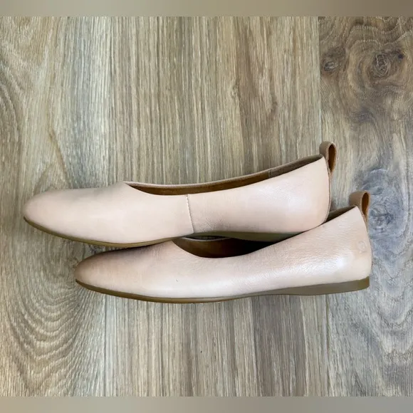 Born Beca in Beca Natural Flats Size 7 LNC