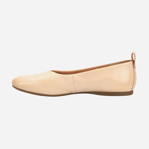 Born Beca in Beca Natural Flats Size 7 LNC