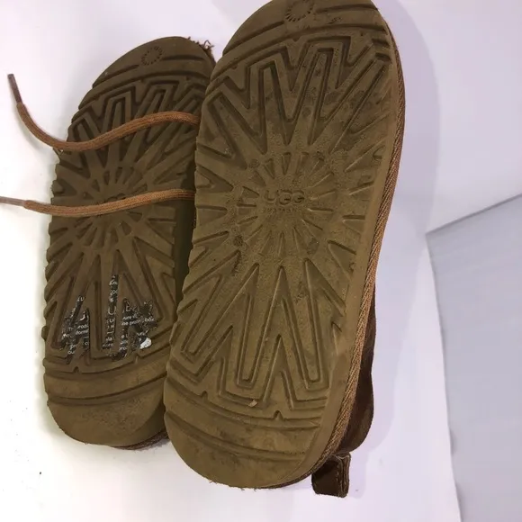 𝅺Boys Ugg NEUMEL CHESTNUT Fur lined boots size 12.