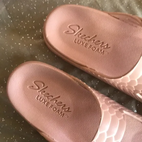 Brand New Skechers Foamies Luxe Foam Double Strap Buckled Blush Slides Sandals