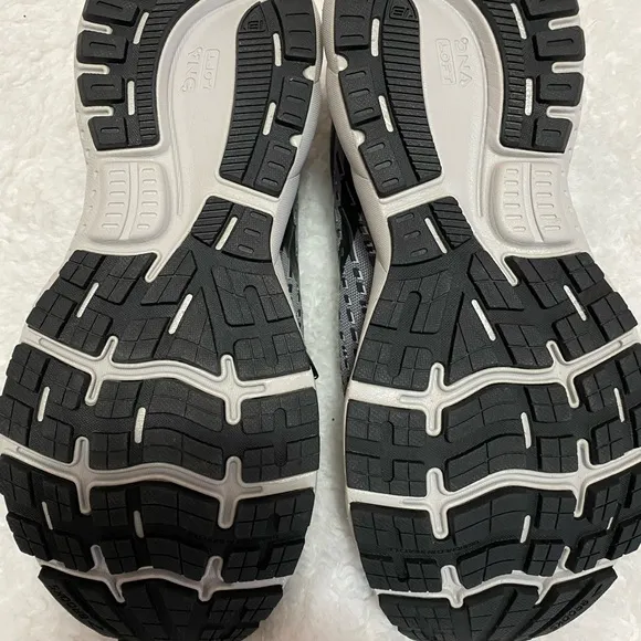 Brooks men’s Ghost 13 running sneakers