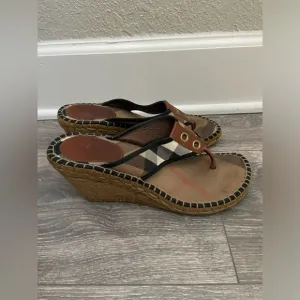 Burberry Plaid &amp; Tan Thong Wedge Sandals Womens Size 39/ US 8