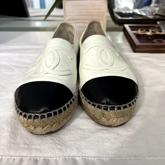 CHANEL Ivory &amp; Black Captoe Espadrilles Authentic Size 35 Women 5 Gorgeous Shoes