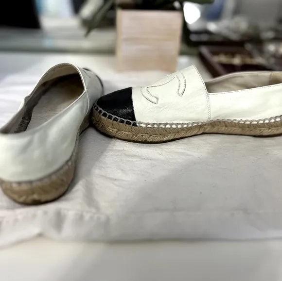 CHANEL Ivory &amp; Black Captoe Espadrilles Authentic Size 35 Women 5 Gorgeous Shoes
