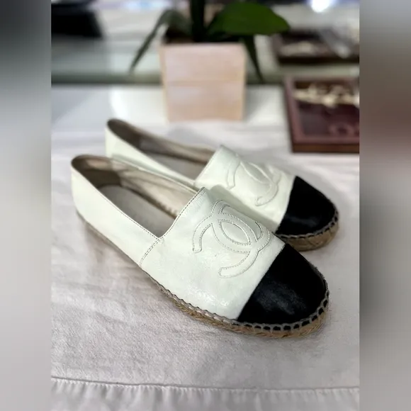 CHANEL Ivory &amp; Black Captoe Espadrilles Authentic Size 35 Women 5 Gorgeous Shoes
